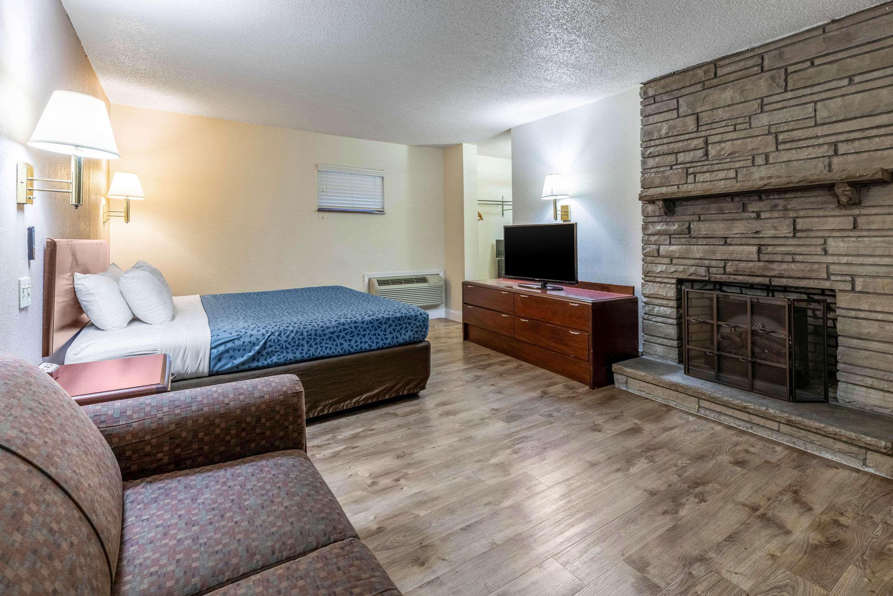 Econo Lodge Inn & Suites On The River Gatlinburg Bagian luar foto