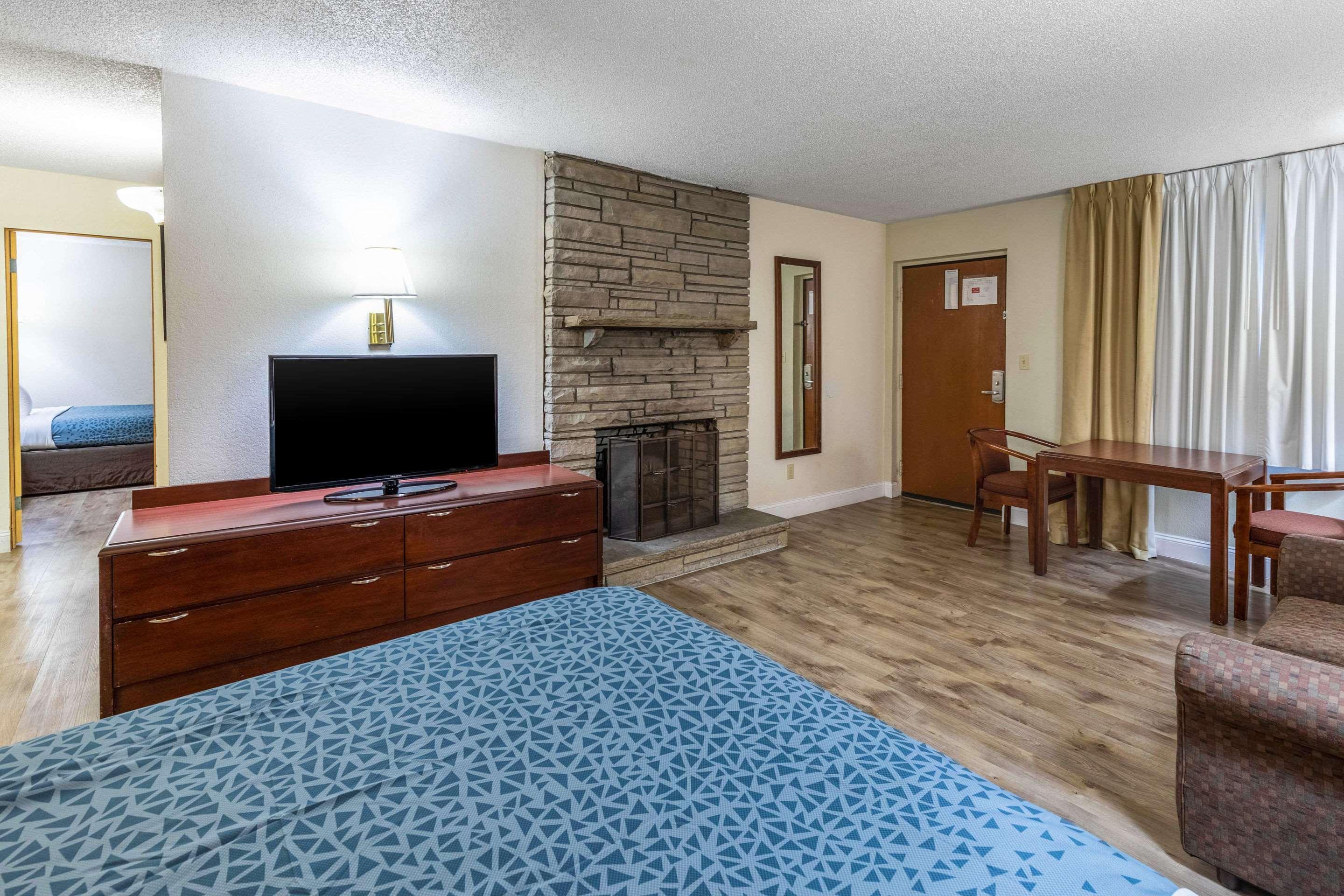 Econo Lodge Inn & Suites On The River Gatlinburg Bagian luar foto
