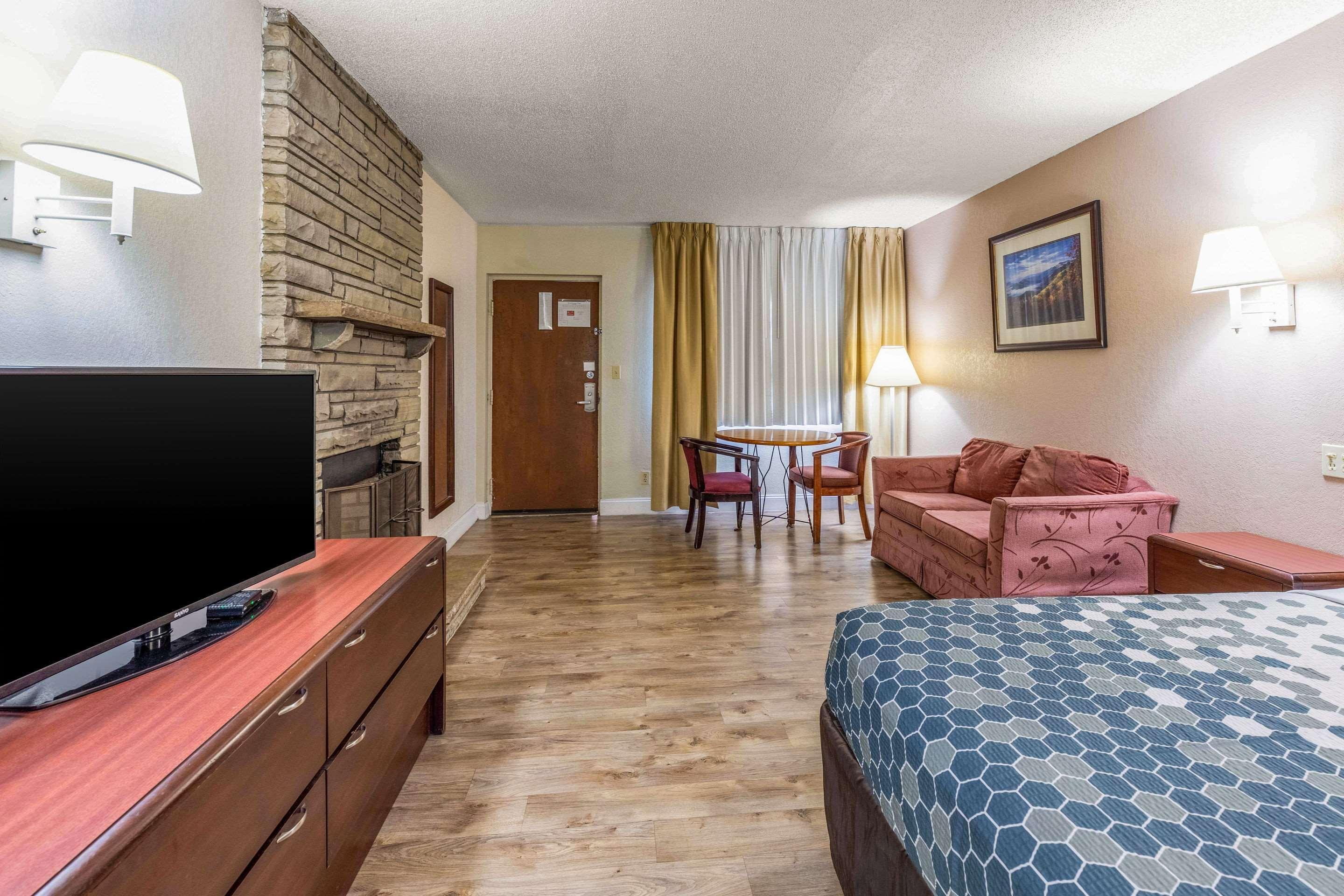 Econo Lodge Inn & Suites On The River Gatlinburg Bagian luar foto