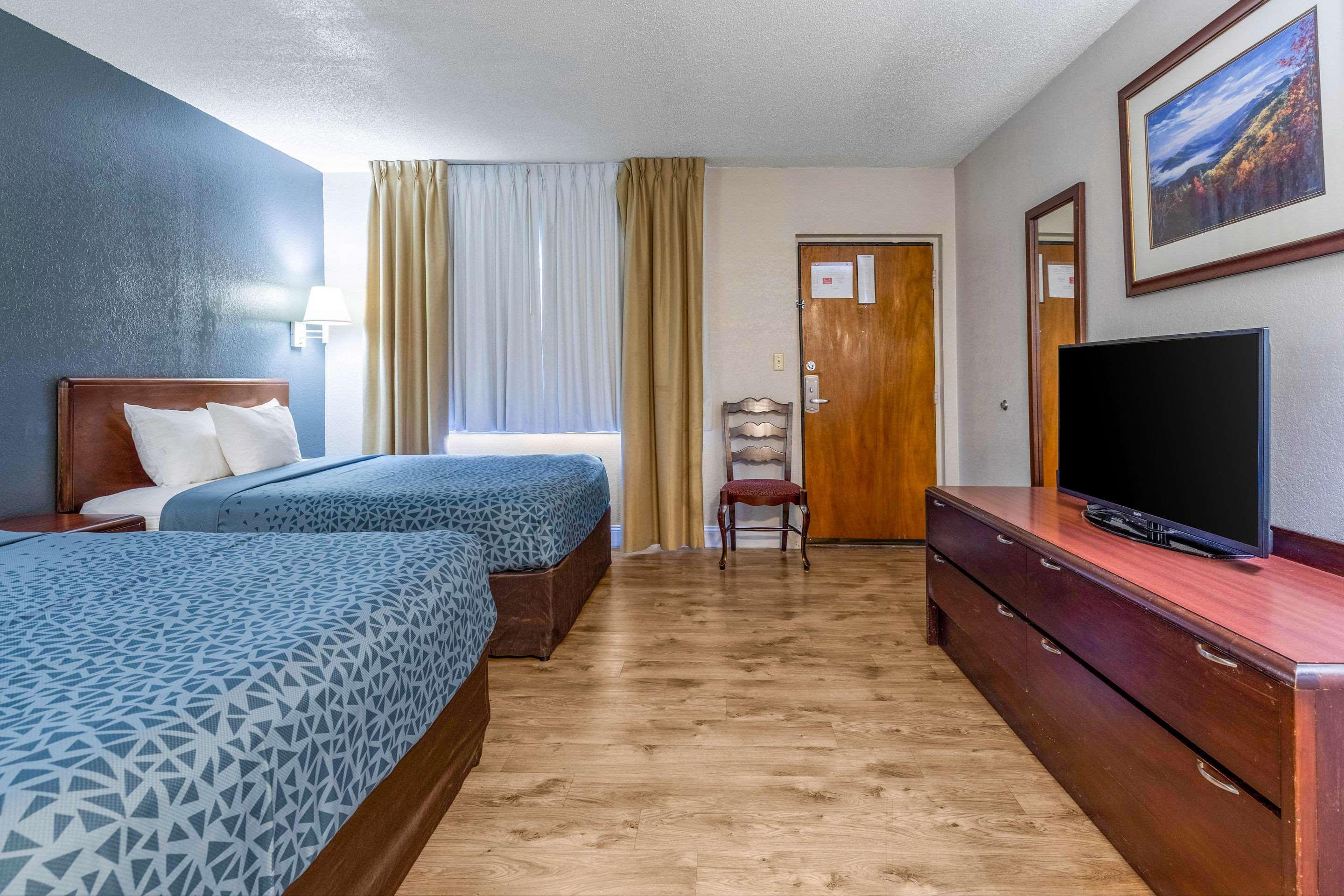 Econo Lodge Inn & Suites On The River Gatlinburg Bagian luar foto