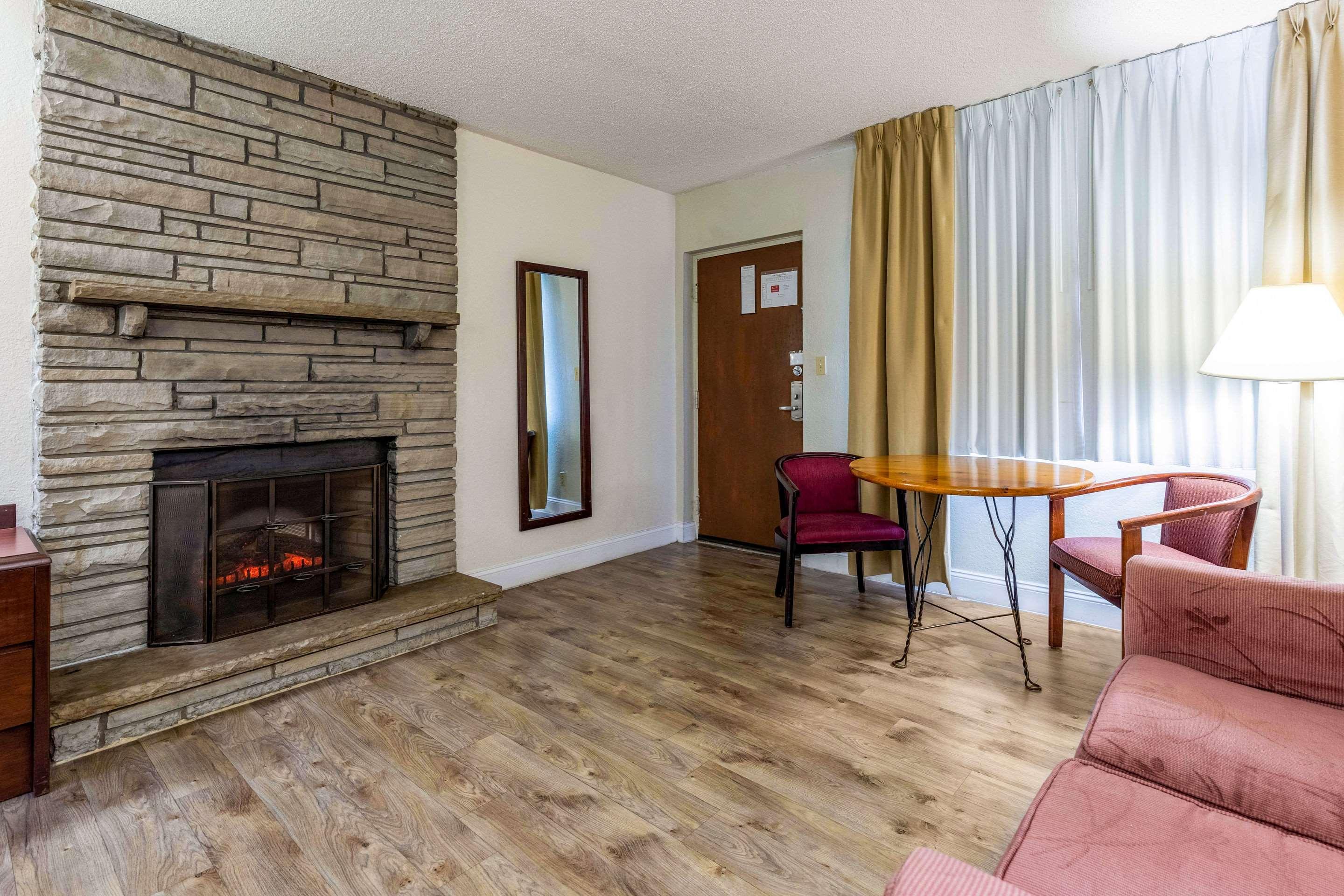 Econo Lodge Inn & Suites On The River Gatlinburg Bagian luar foto