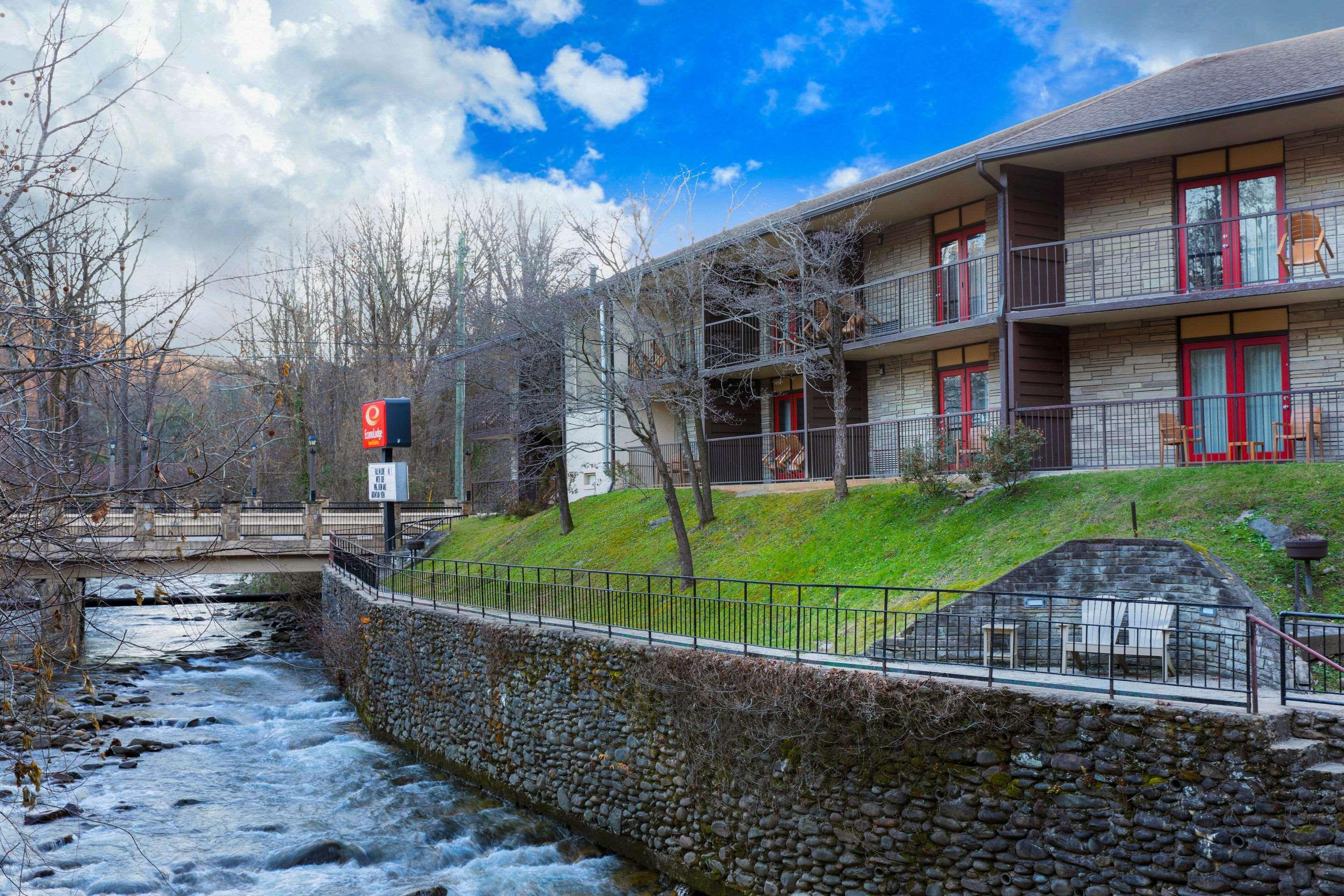Econo Lodge Inn & Suites On The River Gatlinburg Bagian luar foto