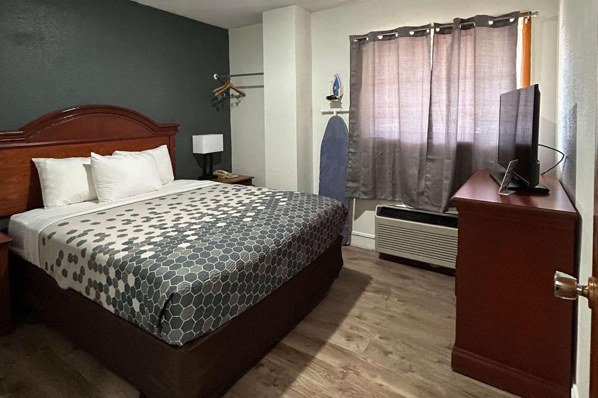 Econo Lodge Inn & Suites On The River Gatlinburg Bagian luar foto
