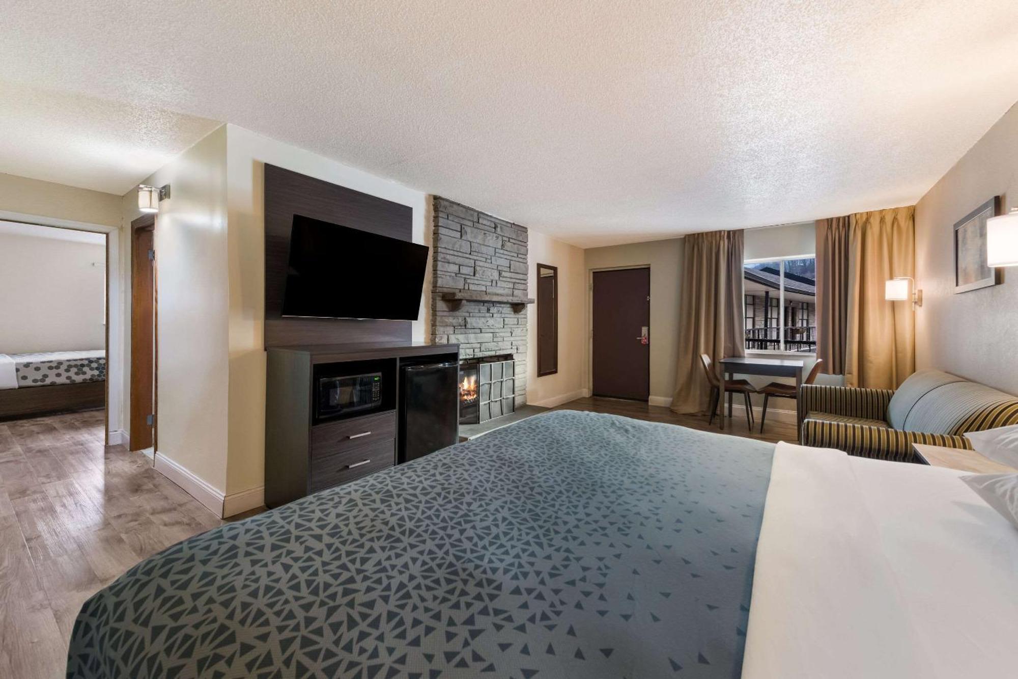 Econo Lodge Inn & Suites On The River Gatlinburg Bagian luar foto