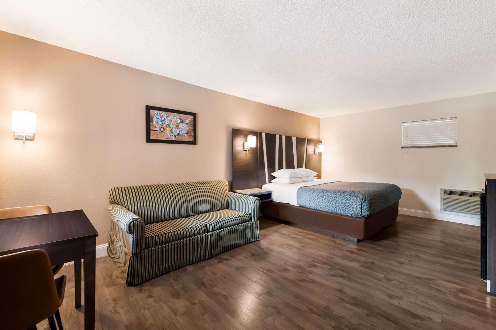 Econo Lodge Inn & Suites On The River Gatlinburg Bagian luar foto