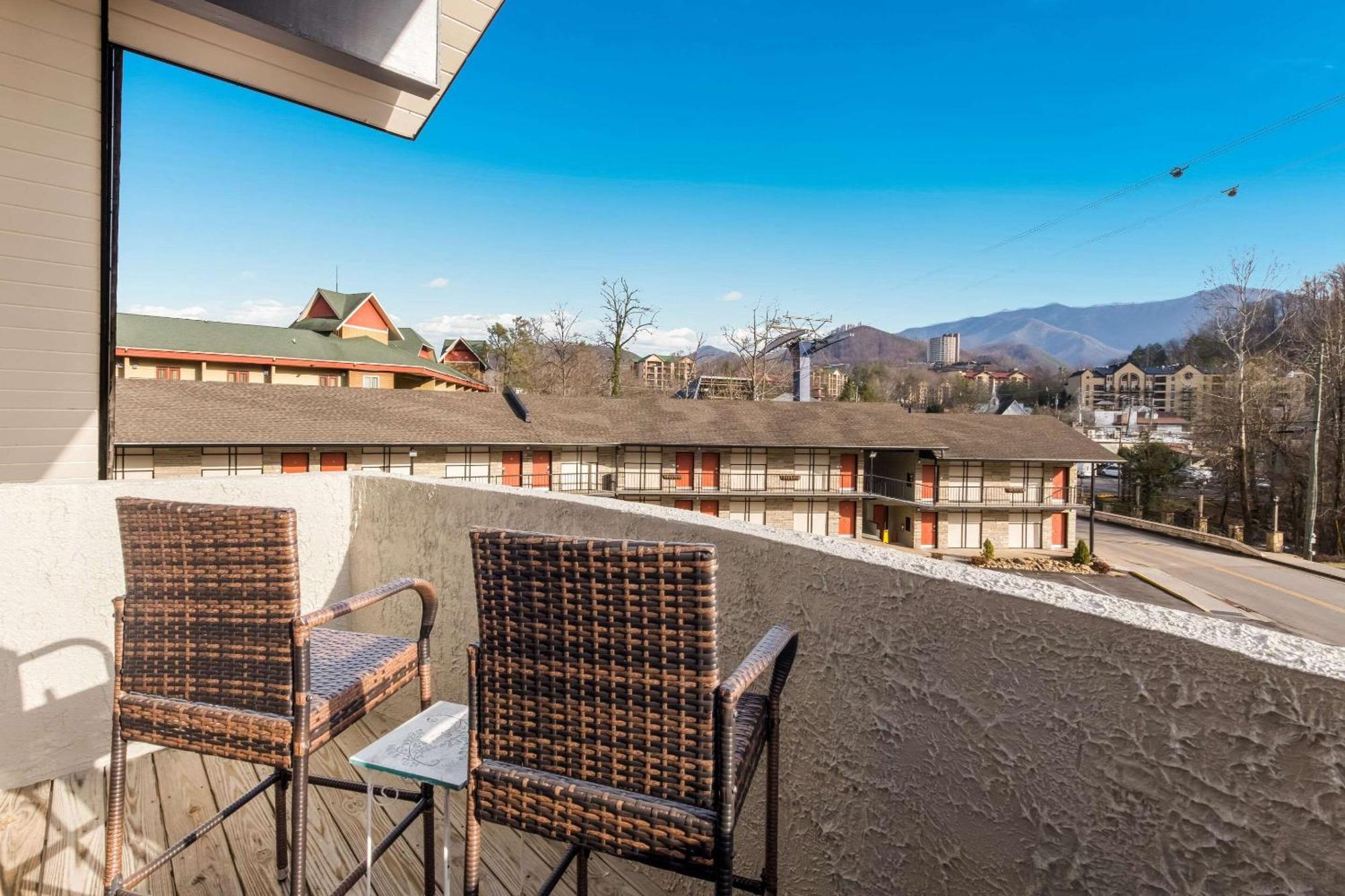 Econo Lodge Inn & Suites On The River Gatlinburg Bagian luar foto