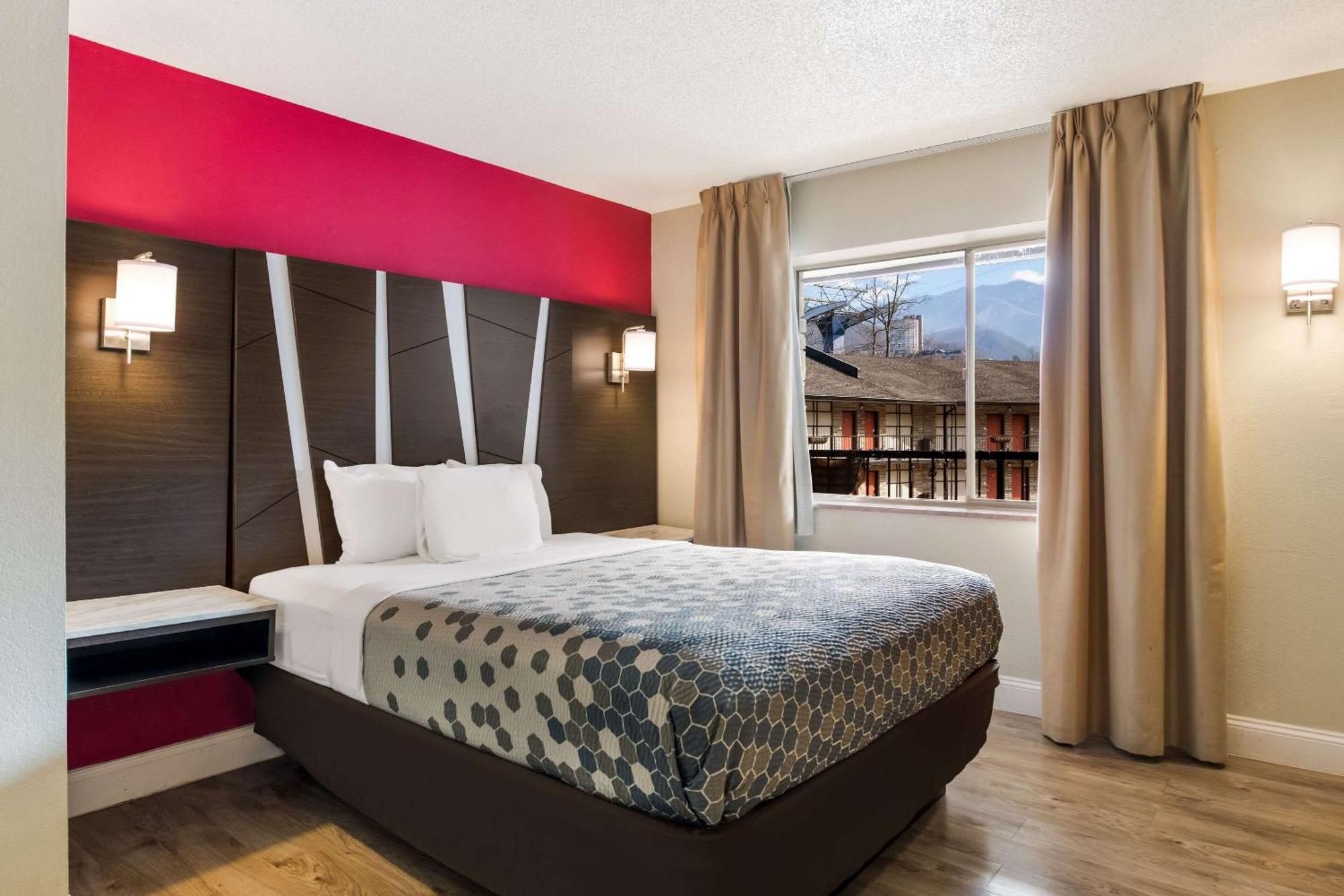 Econo Lodge Inn & Suites On The River Gatlinburg Bagian luar foto
